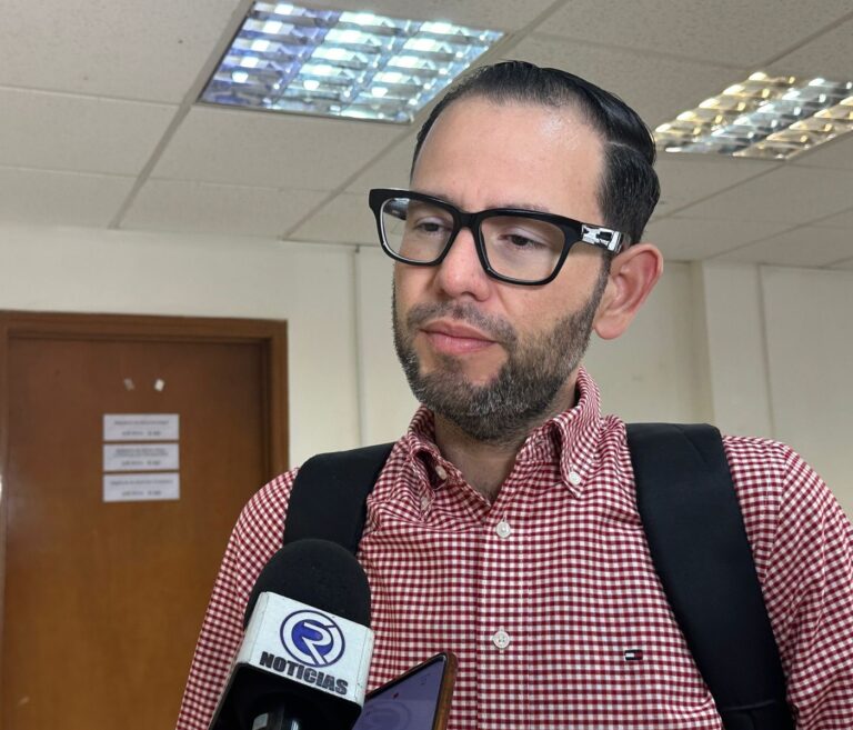 Tesorero René Flores Sotelo