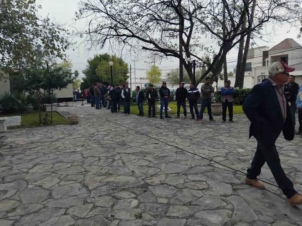Ex obreros de AHMSA enfrentan incertidumbre y migran en busca de trabajo 1 WhatsApp Image 2024 12 02 at 17.41.03