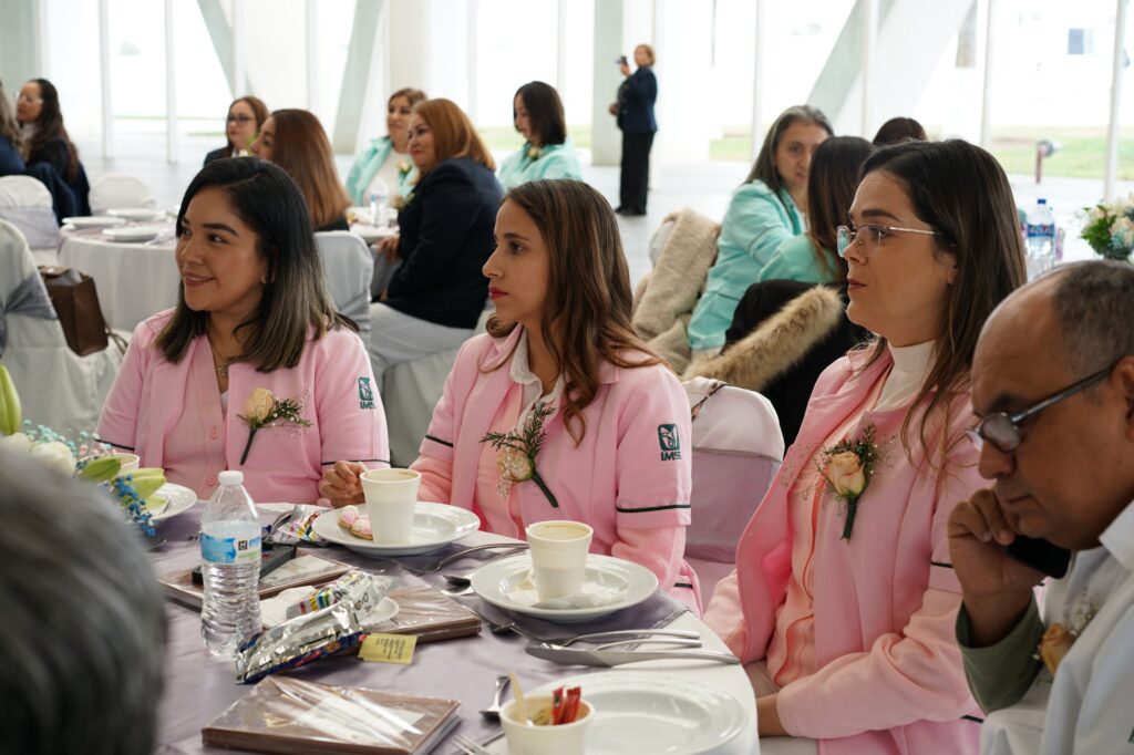 Reconoce IMSS Coahuila trayectoria y labor de sus trabajadores de Nutrición, Trabajo Social y Asistentes Médicos 15 WhatsApp Image 2024 12 06 at 16.17.44 1