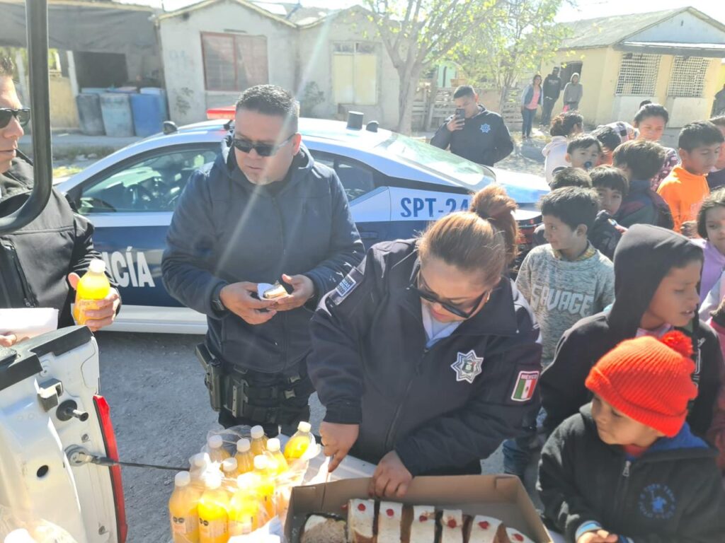 Seguridad Pública reparte Rosca de Reyes y bebidas en hospitales y colonias de Monclova 1 WhatsApp Image 2025 01 06 at 14.03.50