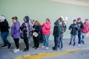 Seguridad Pública reparte Rosca de Reyes y bebidas en hospitales y colonias de Monclova 5 WhatsApp Image 2025 01 06 at 14.03.51 2