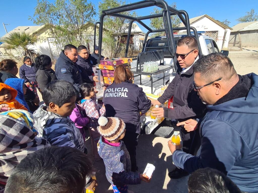 Seguridad Pública reparte Rosca de Reyes y bebidas en hospitales y colonias de Monclova 6 WhatsApp Image 2025 01 06 at 14.03.51 3