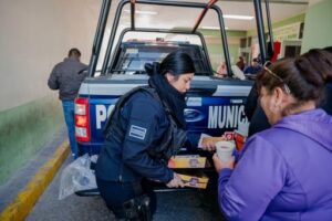 Seguridad Pública reparte Rosca de Reyes y bebidas en hospitales y colonias de Monclova 7 WhatsApp Image 2025 01 06 at 14.03.52