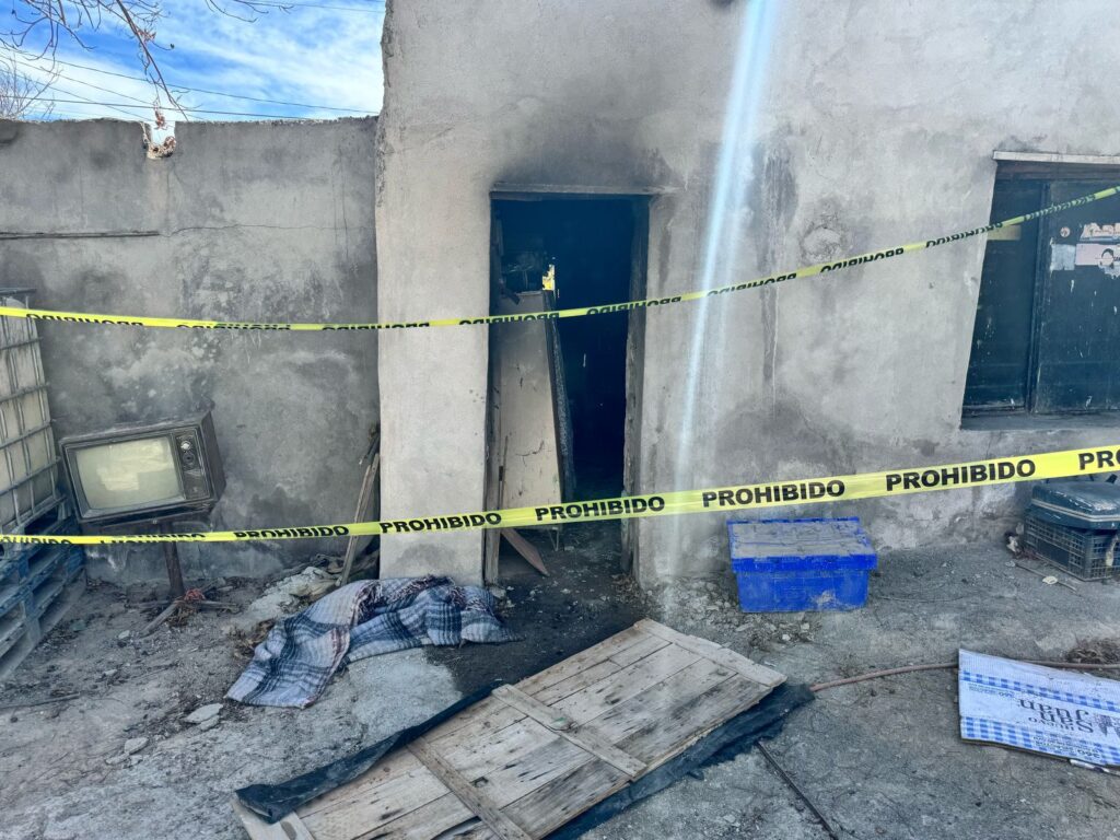 Controlan incendio en vivienda de Cuatro Ciénegas; no hubo lesionados 1 WhatsApp Image 2025 02 15 at 15.20.04