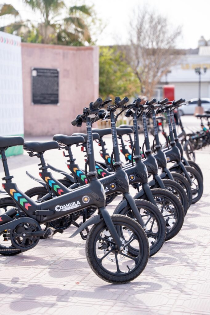 Yesica Sifuentes entrega bicicletas eléctricas a policías de Castaños 2 WhatsApp Image 2025 02 28 at 15.37.15