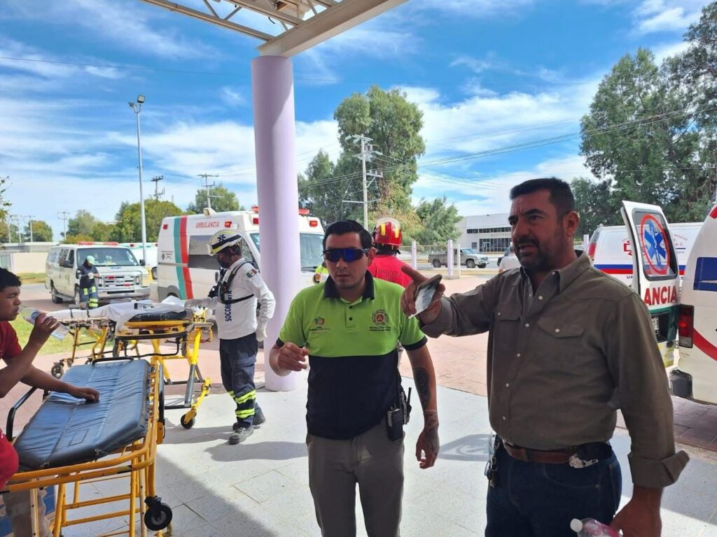 Víctor Leija supervisa atención a lesionados de accidente en carretera 30 1 WhatsApp Image 2025 03 02 at 18.38.35 1