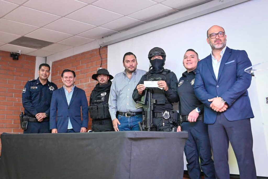 Carlos Villarreal entrega bono de riesgo a elementos del Grupo de Reacción Centro 1 WhatsApp Image 2025 03 16 at 16.43.13