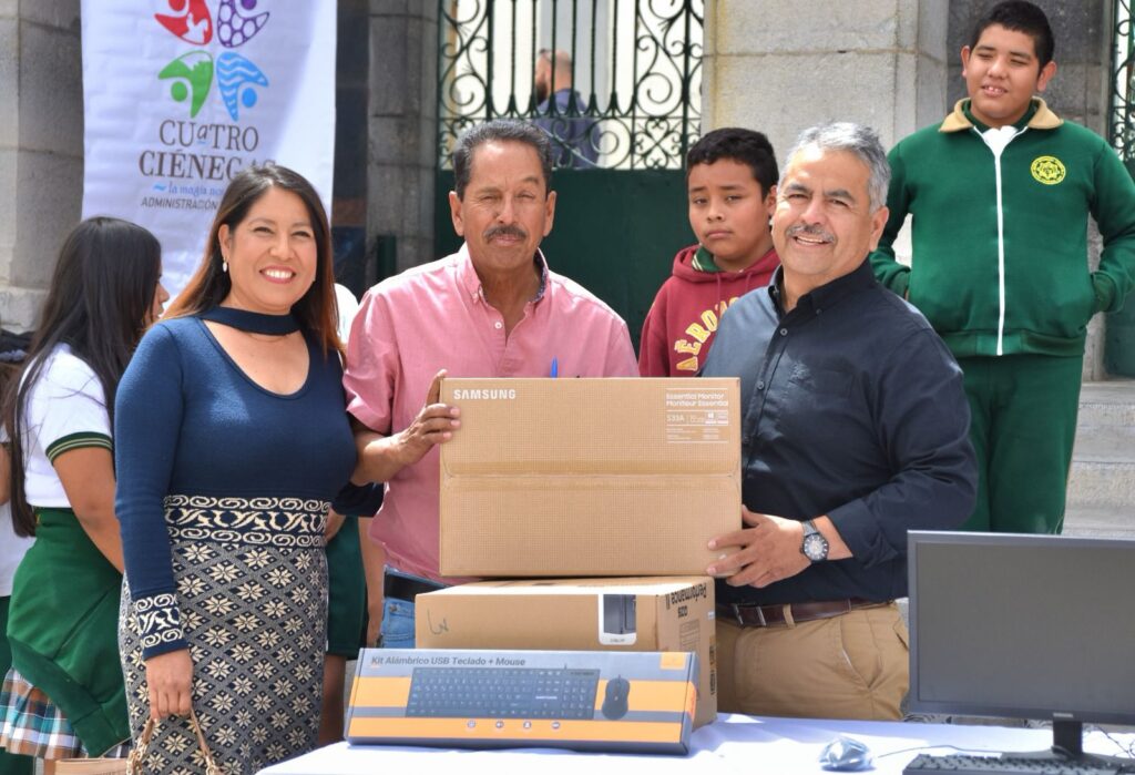 Alcalde de Cuatro Ciénegas dona su sueldo y entrega computadoras a secundarias 1 WhatsApp Image 2025 03 19 at 16.15.07
