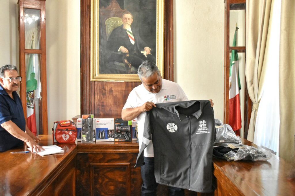 Entrega Víctor Leija equipo a Protección Civil en Cuatro Ciénegas 1 WhatsApp Image 2025 04 05 at 13.22.05