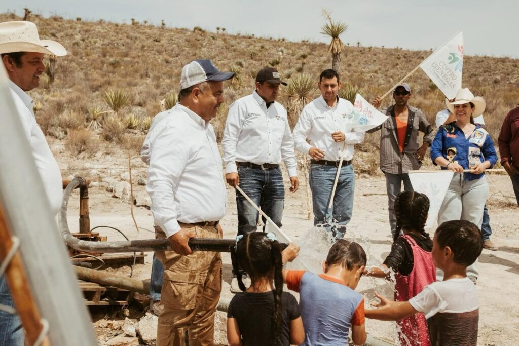 Víctor Leija cumple compromisos en comunidades rurales de Cuatro Ciénegas 1 WhatsApp Image 2025 04 17 at 13.43.08 1
