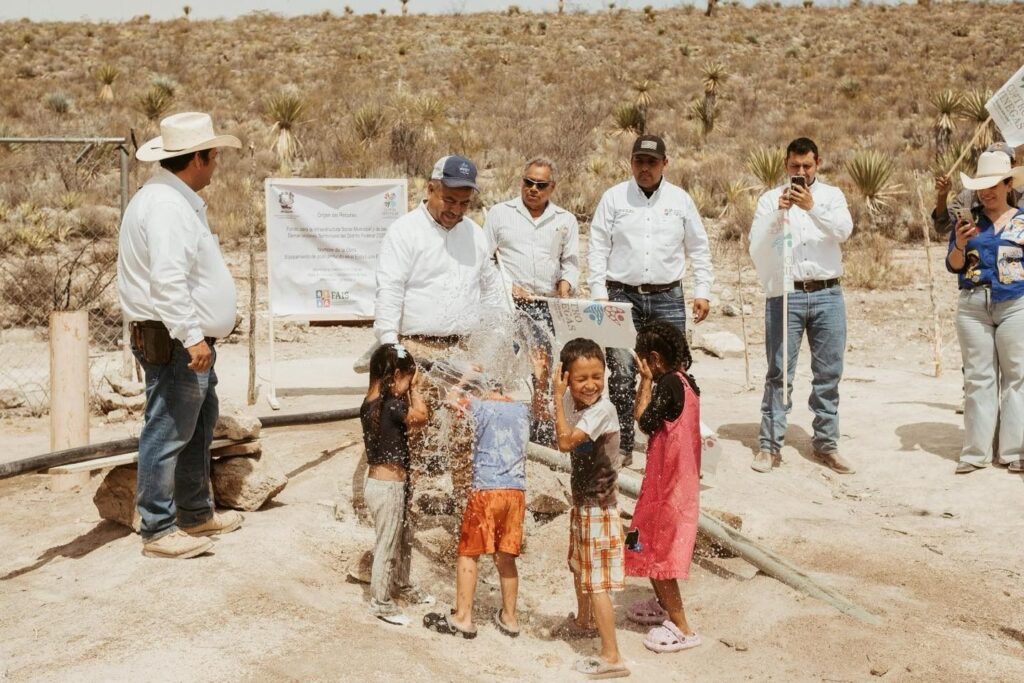Víctor Leija cumple compromisos en comunidades rurales de Cuatro Ciénegas 2 WhatsApp Image 2025 04 17 at 13.43.08 2
