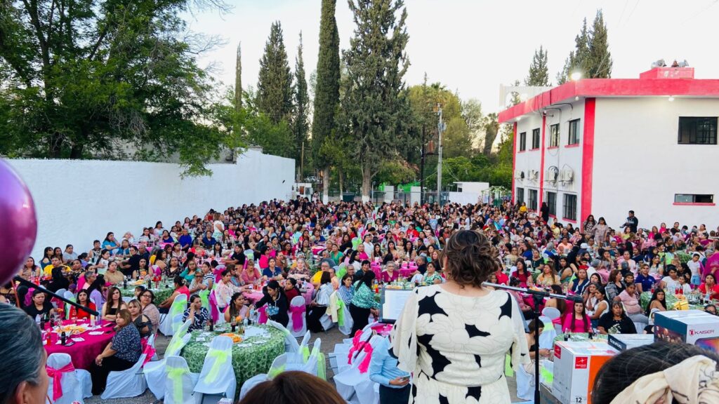 Más de 800 mamás celebran su día en Ocampo con regalos y música 1 490e7fad db0d 44f3 a5c3 fe9d627e7804