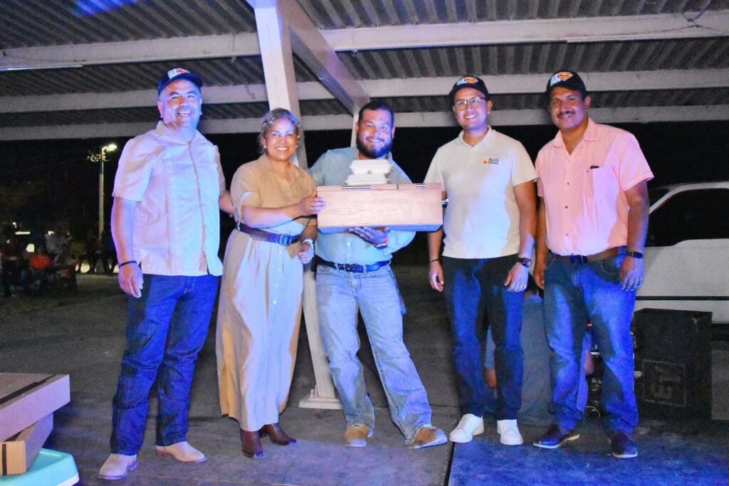 Festejan a los padres en Cuatro Ciénegas con música, regalos y convivencia familiar 1 Imagen de WhatsApp 2025 06 15 a las 16.11.48 4235e078